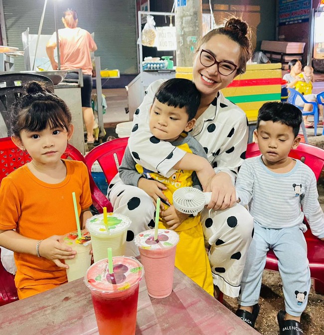 Sướng như hội Alpha Kid nhà sao Việt: Bé sớm tối thưởng thức đồ ngon tại các nhà hàng nổi tiếng, bé ăn món đắt đỏ hơn vàng ròng - Ảnh 13.