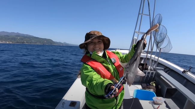 Nữ Youtuber Quỳnh Trần JP bỏ ra cả chục triệu để thuê thuyền câu cá, nhưng chi tiết máu me khi bắt cá mập con lại gây ra nhiều tranh cãi - Ảnh 1.