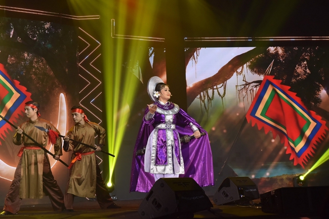 “Nổi da gà” với màn hát live đỉnh cao của Uyên Linh và Văn Mai Hương - Ảnh 9.