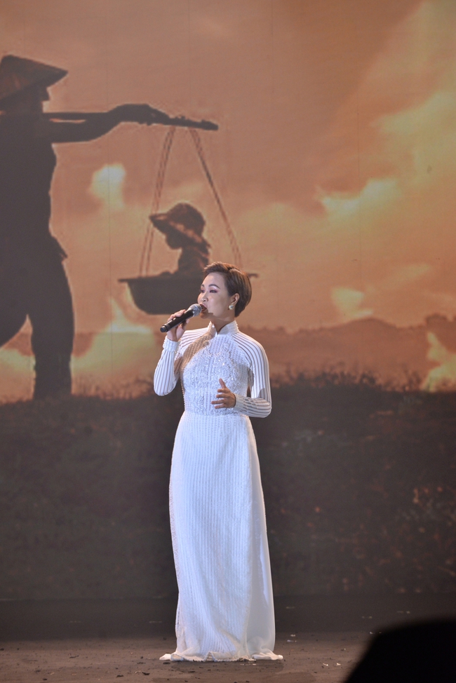 “Nổi da gà” với màn hát live đỉnh cao của Uyên Linh và Văn Mai Hương - Ảnh 2.