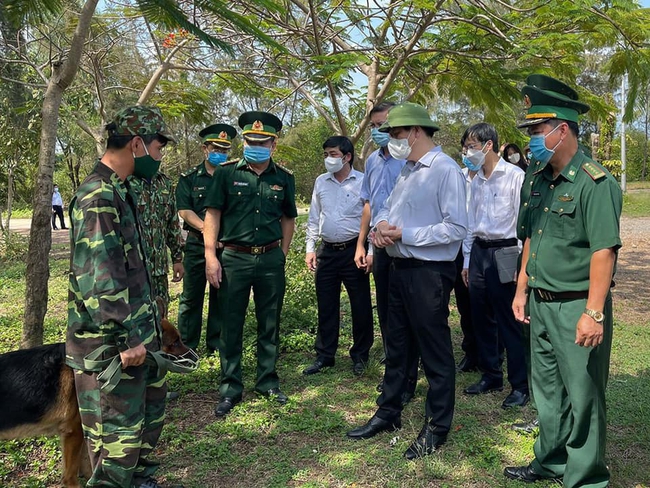 Bộ trưởng Bộ Y tế: &quot;Chúng tôi rất lo lắng về nguy cơ tình hình dịch lây nhiễm COVID-19 vào Việt Nam&quot; - Ảnh 1.