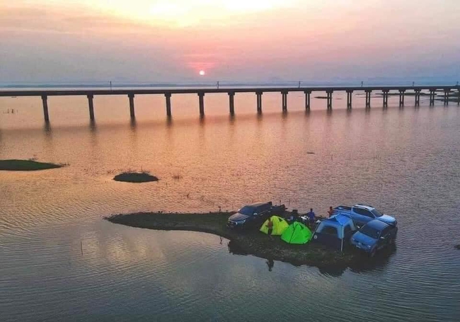 Góc thắc mắc: Camping giữa sông như sống biệt lập, nhìn thì chill nhưng "ra đến nơi và về đến nhà" bằng cách nào?  - Ảnh 1.