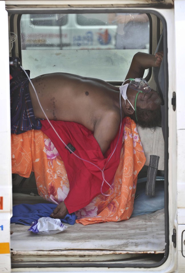 Sau bãi hỏa táng là loạt ảnh bệnh nhân Covid-19 ở Ấn Độ nằm la liệt thở oxy chờ được nhập viện, phản ánh thực trạng thiếu hụt thiết bị y tế nhức nhối - Ảnh 13.