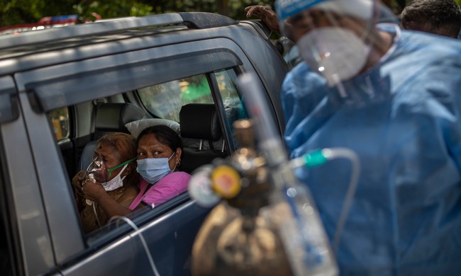 Sau bãi hỏa táng là loạt ảnh bệnh nhân Covid-19 ở Ấn Độ nằm la liệt thở oxy chờ được nhập viện, phản ánh thực trạng thiếu hụt thiết bị y tế nhức nhối - Ảnh 7.