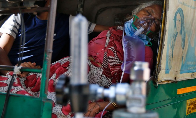 Sau bãi hỏa táng là loạt ảnh bệnh nhân Covid-19 ở Ấn Độ nằm la liệt thở oxy chờ được nhập viện, phản ánh thực trạng thiếu hụt thiết bị y tế nhức nhối - Ảnh 10.