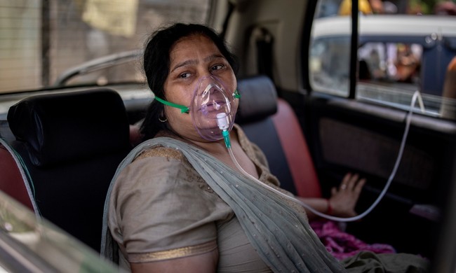 Sau bãi hỏa táng là loạt ảnh bệnh nhân Covid-19 ở Ấn Độ nằm la liệt thở oxy chờ được nhập viện, phản ánh thực trạng thiếu hụt thiết bị y tế nhức nhối - Ảnh 6.