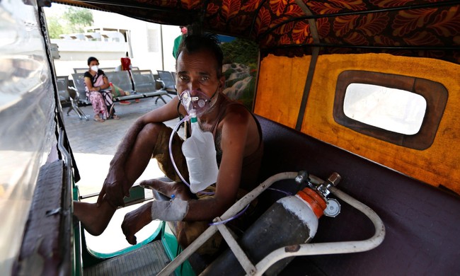 Sau bãi hỏa táng là loạt ảnh bệnh nhân Covid-19 ở Ấn Độ nằm la liệt thở oxy chờ được nhập viện, phản ánh thực trạng thiếu hụt thiết bị y tế nhức nhối - Ảnh 9.