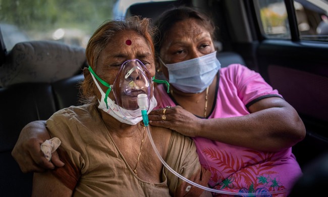 Sau bãi hỏa táng là loạt ảnh bệnh nhân Covid-19 ở Ấn Độ nằm la liệt thở oxy chờ được nhập viện, phản ánh thực trạng thiếu hụt thiết bị y tế nhức nhối - Ảnh 8.