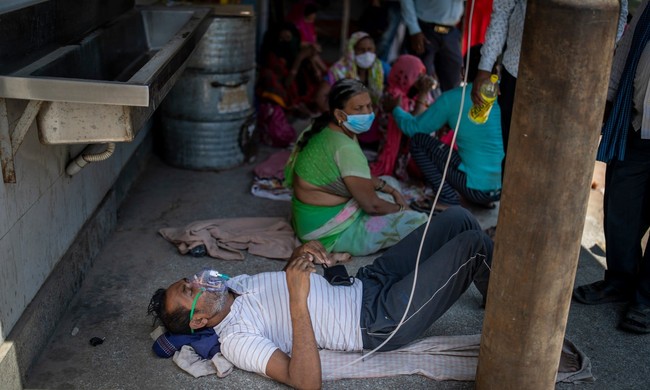 Sau bãi hỏa táng là loạt ảnh bệnh nhân Covid-19 ở Ấn Độ nằm la liệt thở oxy chờ được nhập viện, phản ánh thực trạng thiếu hụt thiết bị y tế nhức nhối - Ảnh 12.