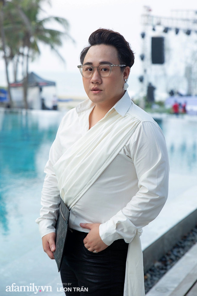 Dàn sao diện cây trắng sang trọng, Hoa hậu Đỗ Thị Hà và Jennifer Phạm bỗng "lạc quẻ" với tông màu nổi bật - Ảnh 9. Dàn sao diện cây trắng sang trọng, Hoa hậu Đỗ Thị Hà và Jennifer Phạm bỗng "lạc quẻ" với tông màu nổi bật - Ảnh 9.
