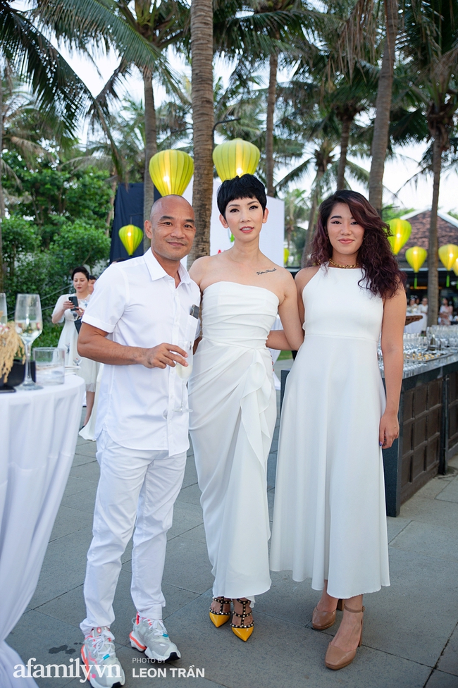 Dàn sao diện cây trắng sang trọng, Hoa hậu Đỗ Thị Hà và Jennifer Phạm bỗng "lạc quẻ" với tông màu nổi bật - Ảnh 6. Dàn sao diện cây trắng sang trọng, Hoa hậu Đỗ Thị Hà và Jennifer Phạm bỗng "lạc quẻ" với tông màu nổi bật - Ảnh 6.