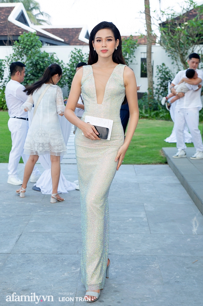 Dàn sao diện cây trắng sang trọng, Hoa hậu Đỗ Thị Hà và Jennifer Phạm bỗng "lạc quẻ" với tông màu nổi bật - Ảnh 2. Dàn sao diện cây trắng sang trọng, Hoa hậu Đỗ Thị Hà và Jennifer Phạm bỗng "lạc quẻ" với tông màu nổi bật - Ảnh 2.