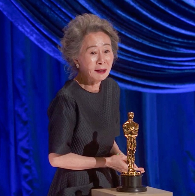 Sao Hàn 73 tuổi gây chấn động khi nhận giải Oscar 2021, Song Hye Kyo liền có động thái &quot;gây bão&quot; mạng xã hội  - Ảnh 3.