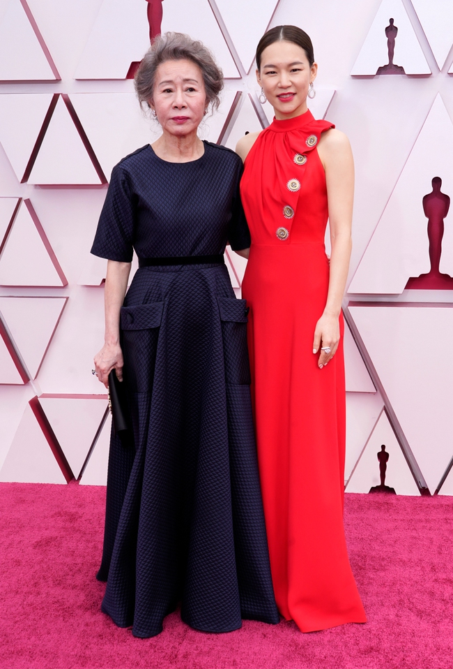 Thảm đỏ Oscar lần thứ 93: &quot;Cô đào đa tình đa tài bậc nhất Hollywood&quot; Amanda Seyfried khoe vòng 1 căng đầy, diễn viên gạo cội Hàn Quốc gây chú ý - Ảnh 6.