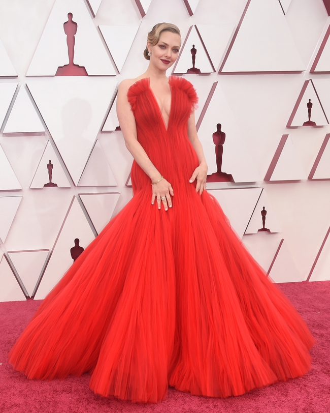 Thảm đỏ Oscar lần thứ 93: &quot;Cô đào đa tình đa tài bậc nhất Hollywood&quot; Amanda Seyfried khoe vòng 1 căng đầy, diễn viên gạo cội Hàn Quốc gây chú ý - Ảnh 2.