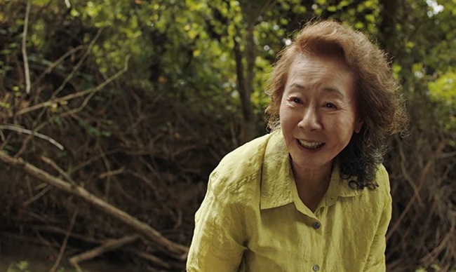 Cuộc đời cay đắng của &quot;bà ngoại quốc dân&quot; đoạt giải Oscar ở tuổi 73 Youn Yuh Jung: Bị người chồng nổi tiếng công khai phản bội, khán giả kỳ thị chỉ vì ly hôn - Ảnh 4.