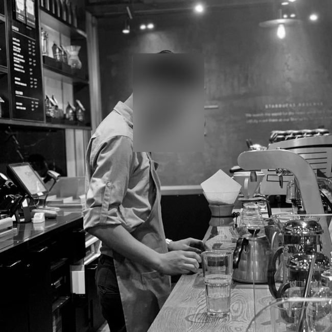 Xôn xao việc khách hàng phản ánh nhân viên và &quot;cựu nhân viên&quot; của Starbucks hà hơi vào bình pha cà phê, mở tiệc trên bàn của khách rồi về bình luận mắng khách kịch liệt? - Ảnh 4.