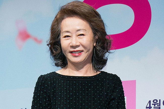 Cuộc đời cay đắng của &quot;bà ngoại quốc dân&quot; đoạt giải Oscar ở tuổi 73 Youn Yuh Jung: Bị người chồng nổi tiếng công khai phản bội, khán giả kỳ thị chỉ vì ly hôn - Ảnh 3.