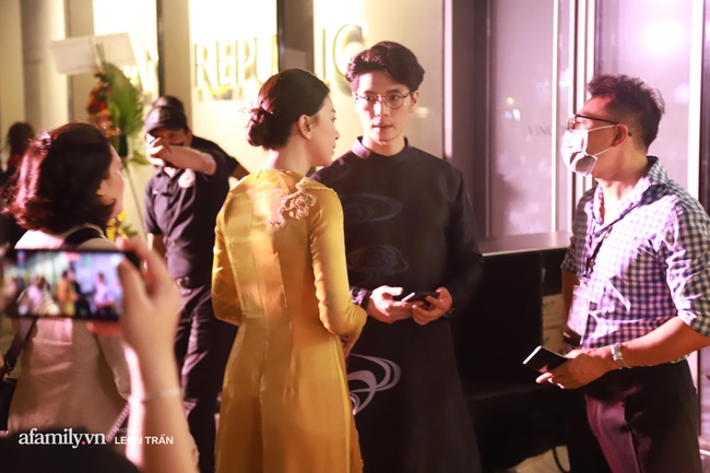 Bắt gặp Huy Trần âm thầm đứng cổ vũ Ngô Thanh Vân trong buổi ra mắt Trạng Tí, còn chờ đến cuối buổi để vào xem phim cùng - Ảnh 7.