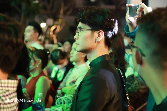 Bắt gặp Huy Trần âm thầm đứng cổ vũ Ngô Thanh Vân trong buổi ra mắt Trạng Tí, còn chờ đến cuối buổi để vào xem phim cùng - Ảnh 3.