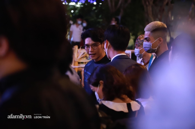 Bắt gặp Huy Trần âm thầm đứng cổ vũ Ngô Thanh Vân trong buổi ra mắt Trạng Tí, còn chờ đến cuối buổi để vào xem phim cùng - Ảnh 5.