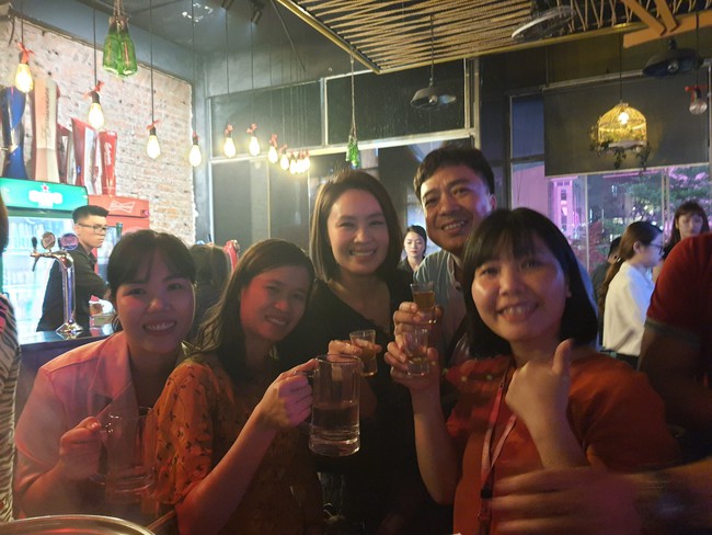 Tiệc off đoàn Hướng dương ngược nắng: Ngỡ ngàng nhan sắc thật không hề qua app của NSND Thu Hà, nổi bật hơn cả Hồng Diễm, Lương Thu Trang - Ảnh 4.