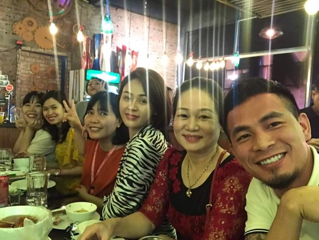 Tiệc off đoàn Hướng dương ngược nắng: Ngỡ ngàng nhan sắc thật không hề qua app của NSND Thu Hà, nổi bật hơn cả Hồng Diễm, Lương Thu Trang - Ảnh 3.