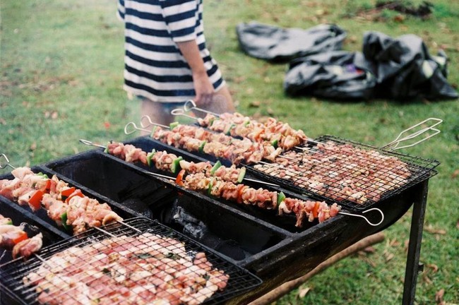 Nghỉ lễ mà muốn đi cắm trại, chị em nhất định phải ghim ngay những lưu ý này để chuẩn bị đầy đủ cho khâu nướng thịt ngoài trời! - Ảnh 3. Nghỉ lễ mà muốn đi cắm trại, chị em nhất định phải ghim ngay những lưu ý này để chuẩn bị đầy đủ cho khâu nướng thịt ngoài trời! - Ảnh 3.