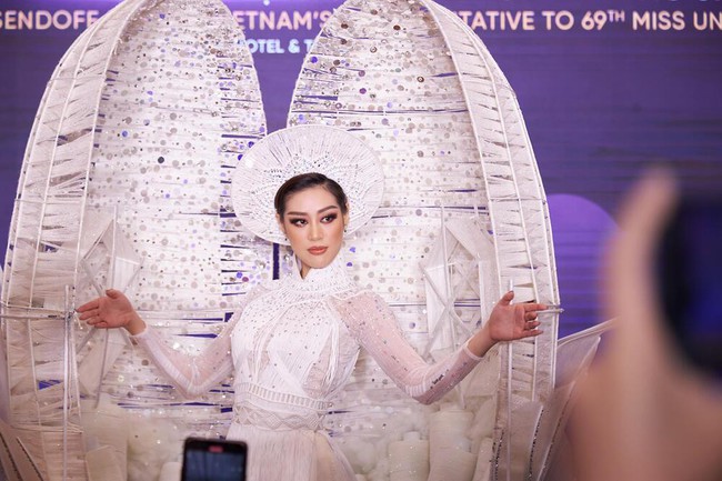 Cả dàn mỹ nhân đến họp báo nhưng chỉ duy nhất H'Hen Niê ở lại cổ vũ cho Khánh Vân trước ngày lên đường thi Hoa hậu Hoàn vũ - Ảnh 2.