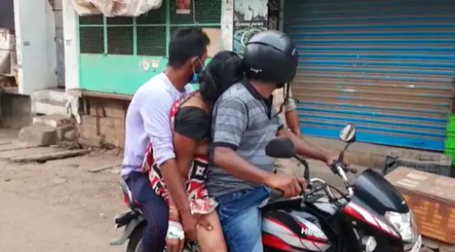 Cảnh tượng ám ảnh và xót xa tại &quot;địa ngục&quot; Ấn Độ: Con trai chở thi thể mẹ bằng xe máy đi hỏa thiêu cùng thảm kịch đau thấu tận tim gan - Ảnh 2.