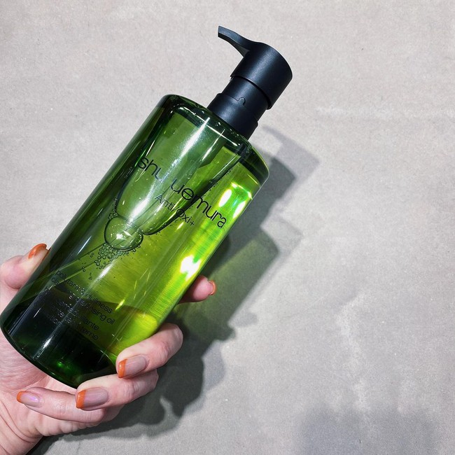 Thường xuyên phải makeup, Lan Ngọc và Hà Trúc đã dùng suốt lọ tẩy trang này vì làm sạch da đến từng lỗ chân lông - Ảnh 2.