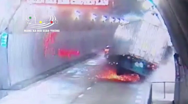 Xe đầu kéo mất lái đâm vào thành hầm Hải Vân, khoảnh khắc xảy ra sự cố khiến nhiều người bàng hoàng - Ảnh 2.