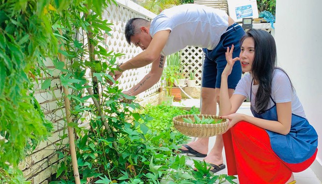 Cứ ngỡ được chồng tặng nhẫn kim cương, ai ngờ Thủy Tiên lại nhận món quà "khó đỡ" này - Ảnh 2.