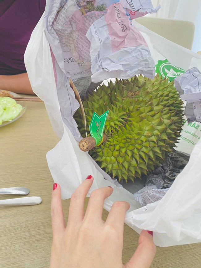 Cứ ngỡ được chồng tặng nhẫn kim cương, ai ngờ Thủy Tiên lại nhận món quà "khó đỡ" này - Ảnh 3.