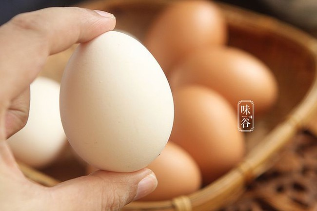Khi mua trứng, hãy ghi nhớ &quot;4 không mua 3 không ăn&quot; để bảo vệ sức khỏe của gia đình - Ảnh 3.