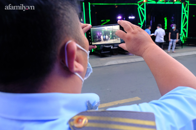 Bar, vũ trường ở ‘phố Tây’ Bùi Viện ngậm ngùi thu dọn bàn ghế, tắt đèn đóng cửa phòng dịch COVID-19 - Ảnh 2.