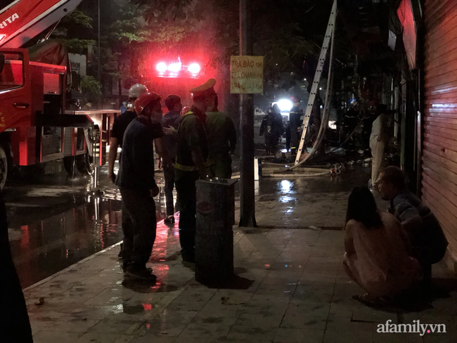 Hà Nội: Cháy lớn cửa hàng bán bỉm trẻ em trên phố Tôn Đức Thắng, đôi vợ chồng và con nhỏ nghi bị mắc kẹt bên trong - Ảnh 2. Hà Nội: Cháy lớn cửa hàng bán bỉm trẻ em trên phố Tôn Đức Thắng, đôi vợ chồng và con nhỏ nghi bị mắc kẹt bên trong - Ảnh 2.