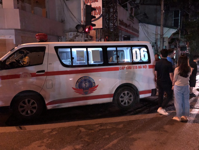 Hà Nội: Cháy lớn cửa hàng bán bỉm trẻ em trên phố Tôn Đức Thắng, đôi vợ chồng và con nhỏ nghi bị mắc kẹt bên trong - Ảnh 5. Hà Nội: Cháy lớn cửa hàng bán bỉm trẻ em trên phố Tôn Đức Thắng, đôi vợ chồng và con nhỏ nghi bị mắc kẹt bên trong - Ảnh 5.