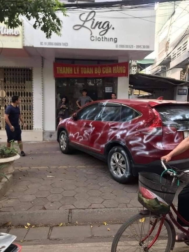 Đỗ xe ngay trước cửa nhà người khác, chiếc xe tiền tỷ bị vẽ sơn chằng chịt kèm mẩu giấy "dằn mặt" từ chủ nhà - Ảnh 3. Đỗ xe ngay trước cửa nhà người khác, chiếc xe tiền tỷ bị vẽ sơn chằng chịt kèm mẩu giấy "dằn mặt" từ chủ nhà - Ảnh 3.