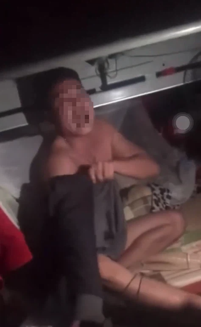 Pha bắt gian gay cấn: Vợ cùng nhân tình hú hí trong gầm xe ô tô, không mảnh vải trên người nhưng vẫn cãi "Tao không sai" - Ảnh 2. Pha bắt gian gay cấn: Vợ cùng nhân tình hú hí trong gầm xe ô tô, không mảnh vải trên người nhưng vẫn cãi "Tao không sai" - Ảnh 2.