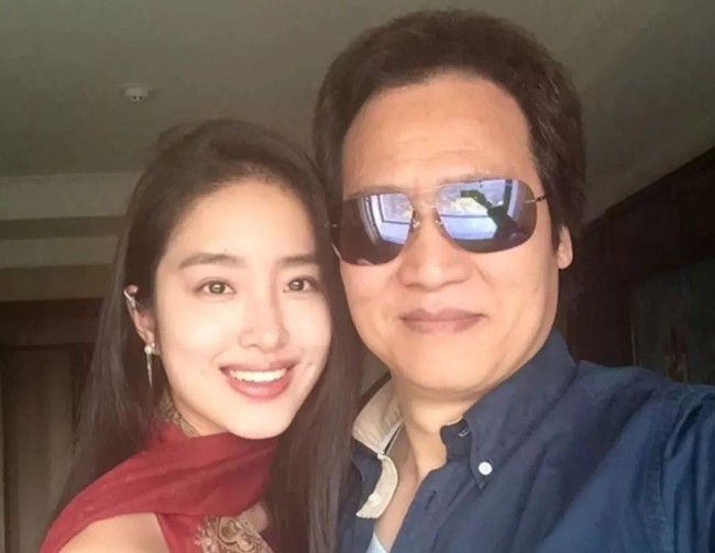 Cha nuôi tỷ phú và tình trẻ bị đồn chia tay, nguyên nhân đến từ Lưu Diệc Phi? - Ảnh 1. Cha nuôi tỷ phú và tình trẻ bị đồn chia tay, nguyên nhân đến từ Lưu Diệc Phi? - Ảnh 1.