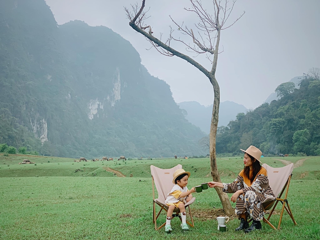 Một thảo nguyên xanh mướt bao quanh bởi mây và núi đẹp như trong cổ tích hóa ra lại có thật mà ở ngay gần Hà Nội, cuối tuần đưa con đi cắm trại thì &quot;u mê chữ ê kéo dài&quot; - Ảnh 7.