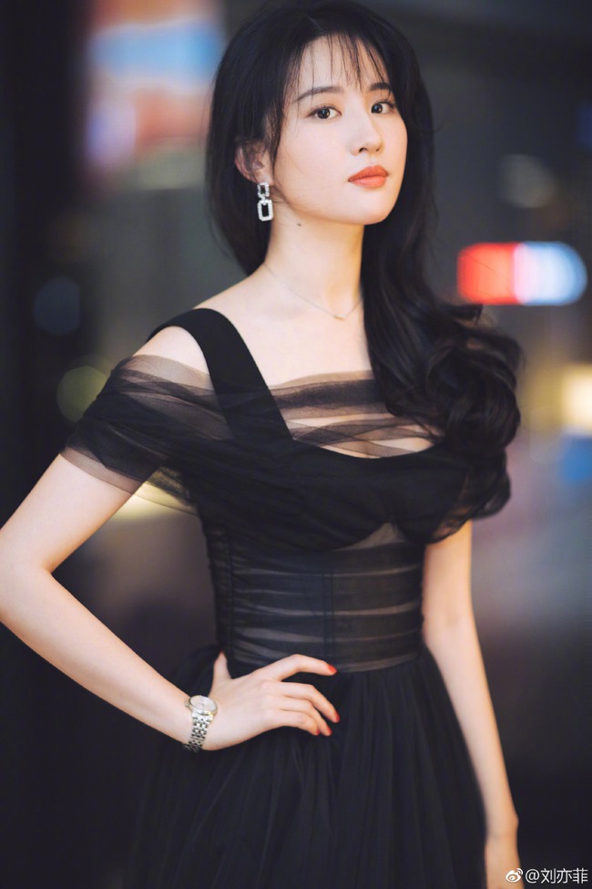 Lưu Diệc Phi được cho là nguyên nhân khiến cha nuôi chia tay tình trẻ. Lưu Diệc Phi được cho là nguyên nhân khiến cha nuôi chia tay tình trẻ.