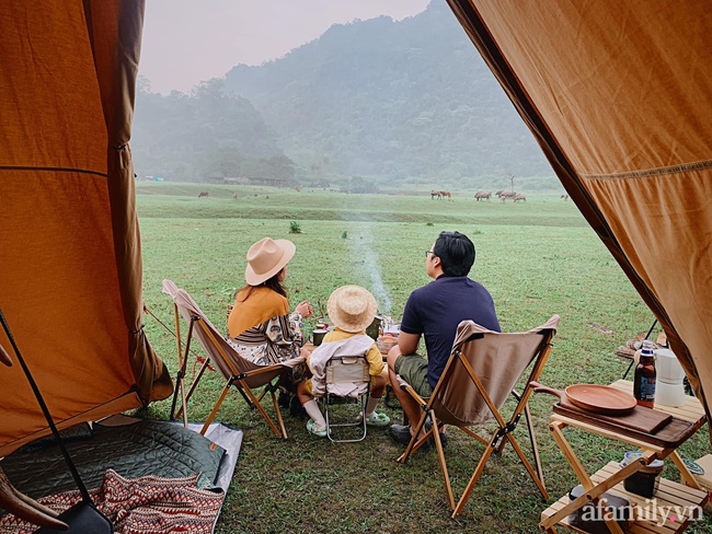 Một thảo nguyên xanh mướt bao quanh bởi mây và núi đẹp như trong cổ tích hóa ra lại có thật mà ở ngay gần Hà Nội, cuối tuần đưa con đi cắm trại thì &quot;u mê chữ ê kéo dài&quot; - Ảnh 5.