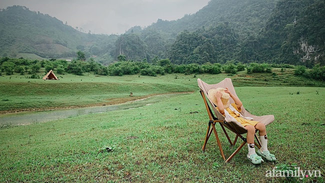 Một thảo nguyên xanh mướt bao quanh bởi mây và núi đẹp như trong cổ tích hóa ra lại có thật mà ở ngay gần Hà Nội, cuối tuần đưa con đi cắm trại thì &quot;u mê chữ ê kéo dài&quot; - Ảnh 13.