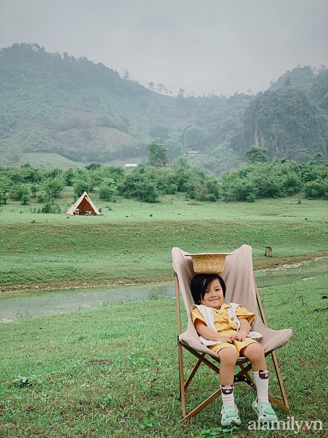 Một thảo nguyên xanh mướt bao quanh bởi mây và núi đẹp như trong cổ tích hóa ra lại có thật mà ở ngay gần Hà Nội, cuối tuần đưa con đi cắm trại thì &quot;u mê chữ ê kéo dài&quot; - Ảnh 17.