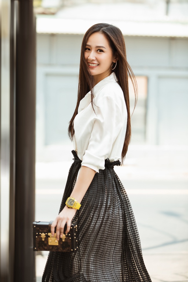 Mai Phương Thúy diện sơ mi của NTK Công Trí, được fans khen "Chị đẹp như 1 bài dân ca" - Ảnh 2. Mai Phương Thúy diện sơ mi của NTK Công Trí, được fans khen "Chị đẹp như 1 bài dân ca" - Ảnh 2.