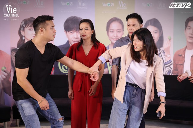 Nhã Phương bé nhỏ hơn cả nữ diễn viên đóng vai cháu gái giữa dàn sao Cây táo nở hoa, đôi chân gầy guộc báo động - Ảnh 12. Nhã Phương bé nhỏ hơn cả nữ diễn viên đóng vai cháu gái giữa dàn sao Cây táo nở hoa, đôi chân gầy guộc báo động - Ảnh 12.