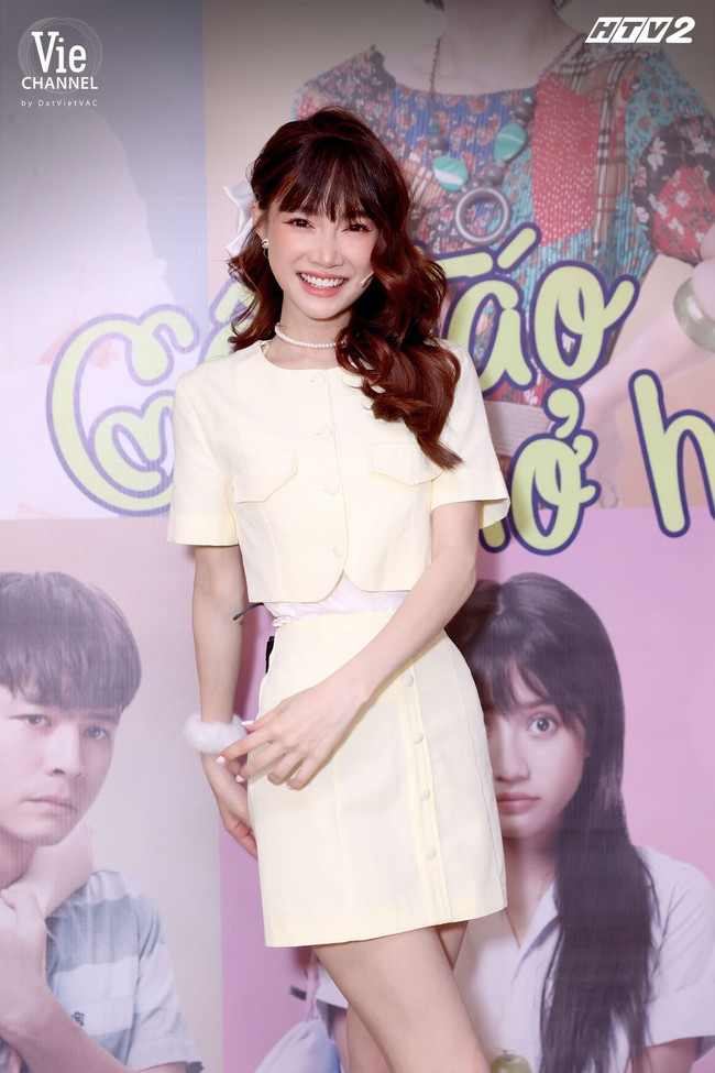 Nhã Phương bé nhỏ hơn cả nữ diễn viên đóng vai cháu gái giữa dàn sao Cây táo nở hoa, đôi chân gầy guộc báo động - Ảnh 1. Nhã Phương bé nhỏ hơn cả nữ diễn viên đóng vai cháu gái giữa dàn sao Cây táo nở hoa, đôi chân gầy guộc báo động - Ảnh 1.