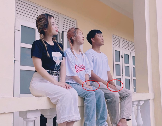 Hậu Hoàng - Mũi trưởng Long lại bị soi diện vòng tay đôi, Dương Hoàng Yến được khen nức nở vì có công rất lớn - Ảnh 4. Hậu Hoàng - Mũi trưởng Long lại bị soi diện vòng tay đôi, Dương Hoàng Yến được khen nức nở vì có công rất lớn - Ảnh 4.